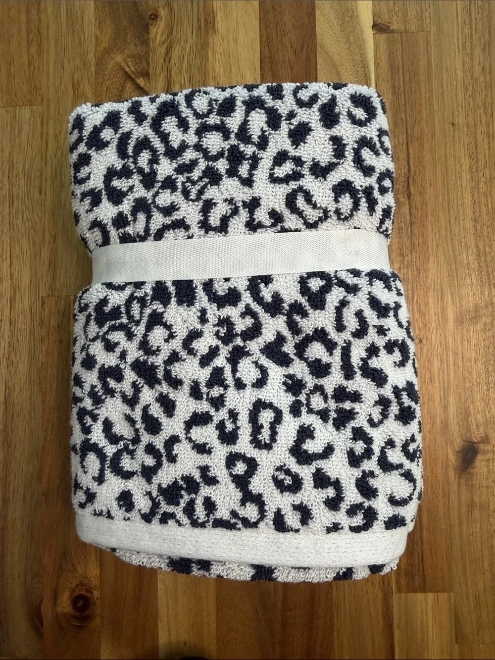 NWT Rachel Zoe Cheetah Print Hand Towel Set